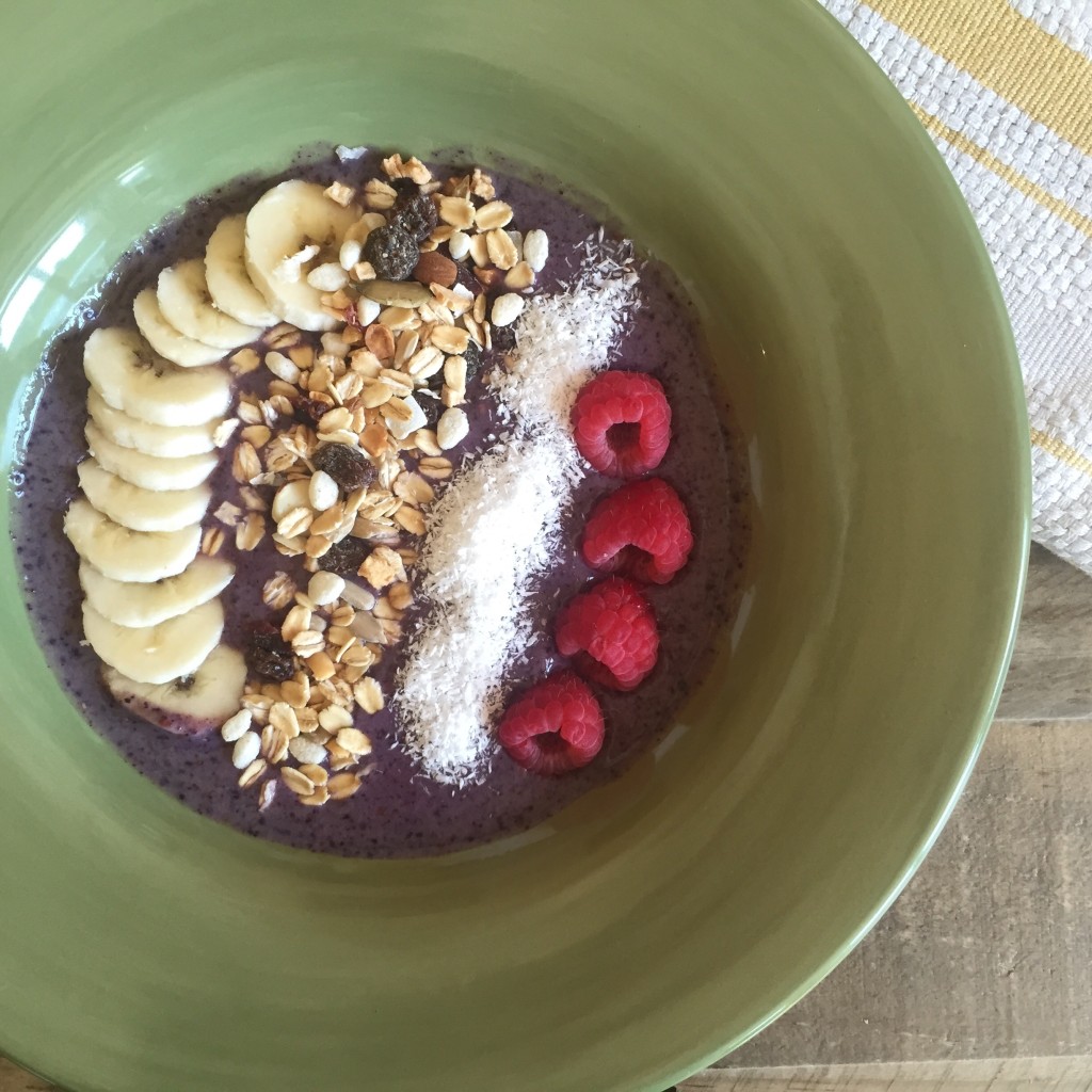 super simple smoothie bowl| heatherlaurenlove.com