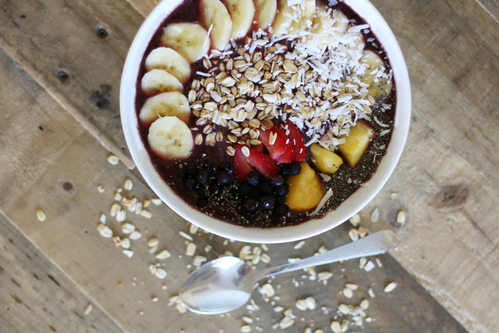 hallies acai bowl1 |heatherlaurenlove.com